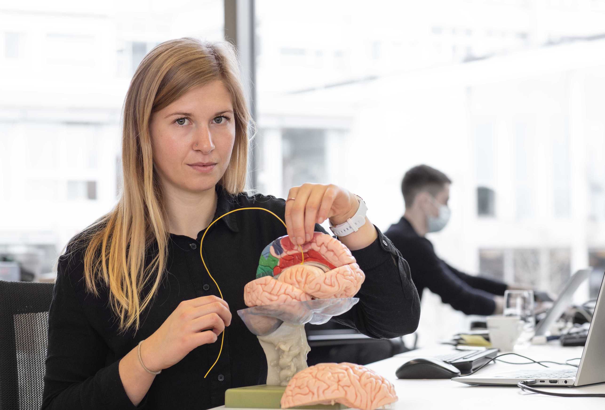 Enlarged view: Lena with brain model