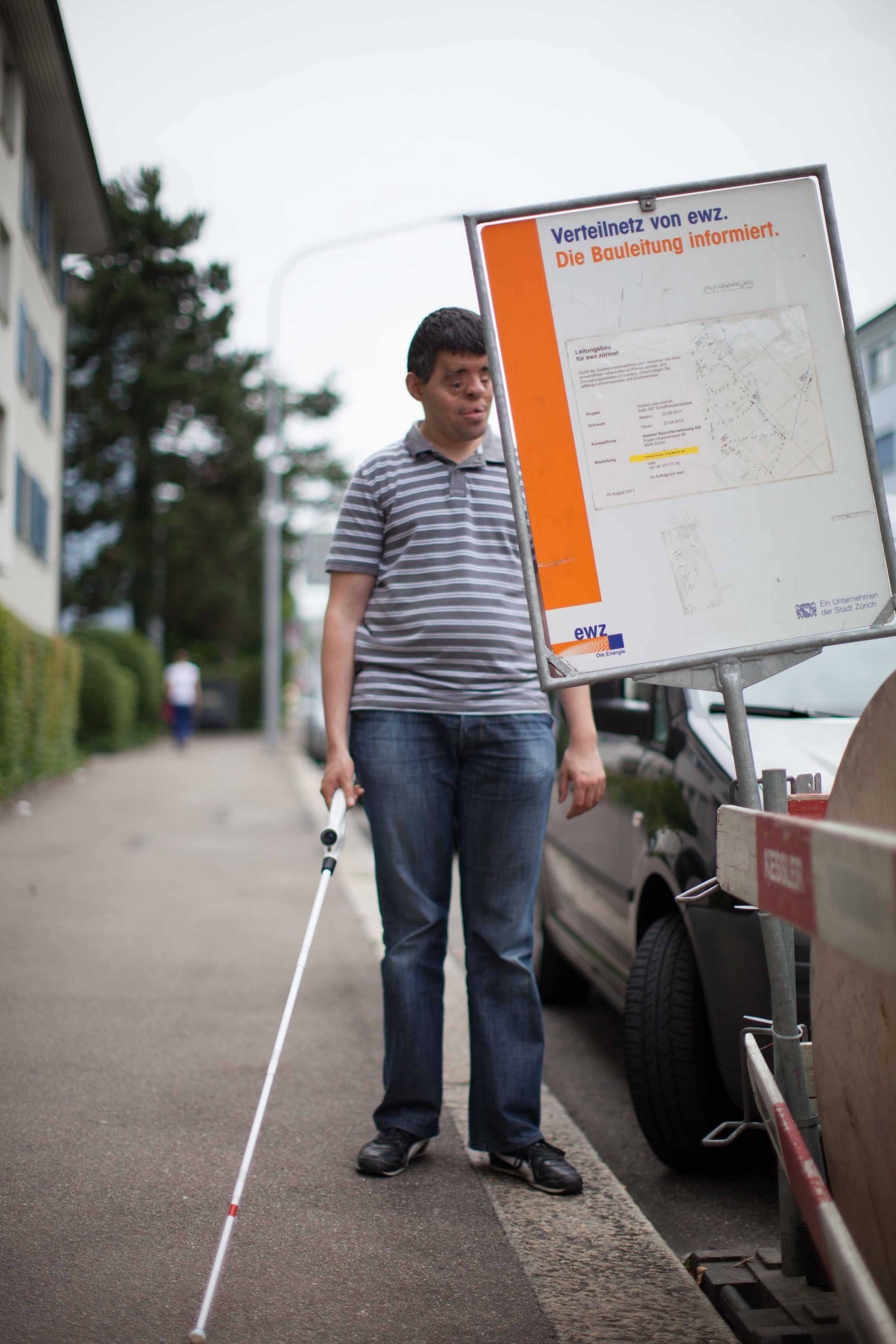 Enlarged view: A blind person walks towards an obstacle at head height